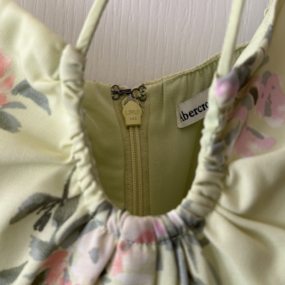 Abercrombie size medium dress with tiny mark on front - Picture 2 of 7